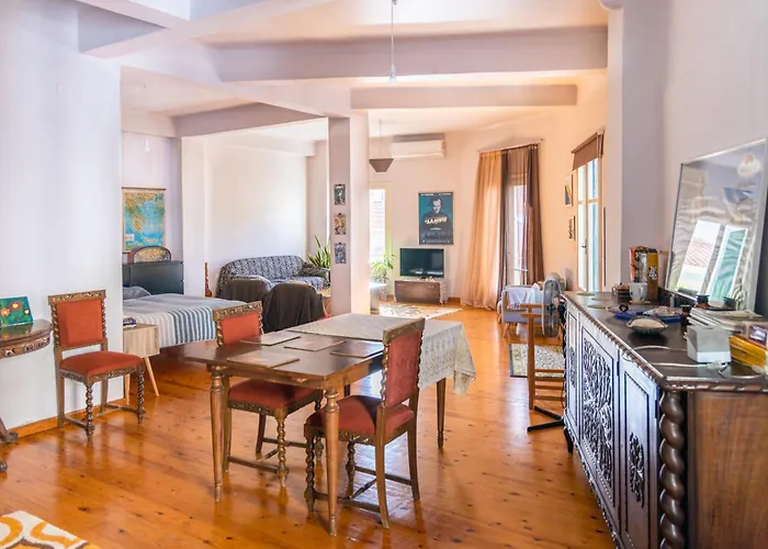 Artistic Getaway Home - Super Central